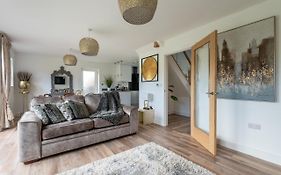 Luxurious 3 Bedroom House Now With Full Fibre Internet Shangri La In Village Of Alfrick With Driveway Parking For 3 Cars In An Area Of Outstanding Natural Beauty, Superb Walking,Close To Worcester, Malvern Showground, Theatre, Malvern Hills, Dogs Wel